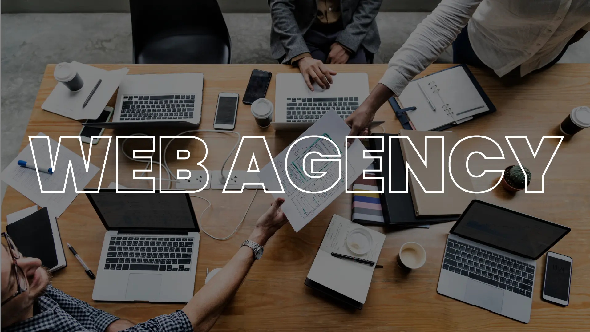 Stretta di mano tra professionisti per una partnership AI vocali basata su segnalazione clienti.