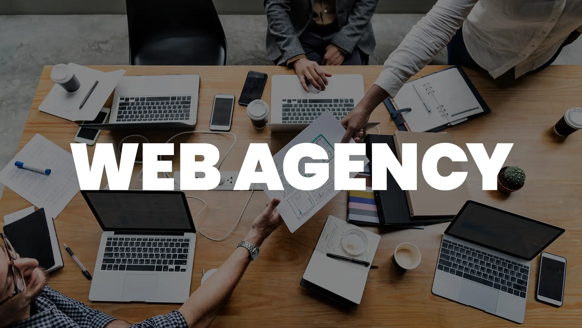 Stretta di mano tra professionisti per una partnership AI vocali basata su segnalazione clienti.